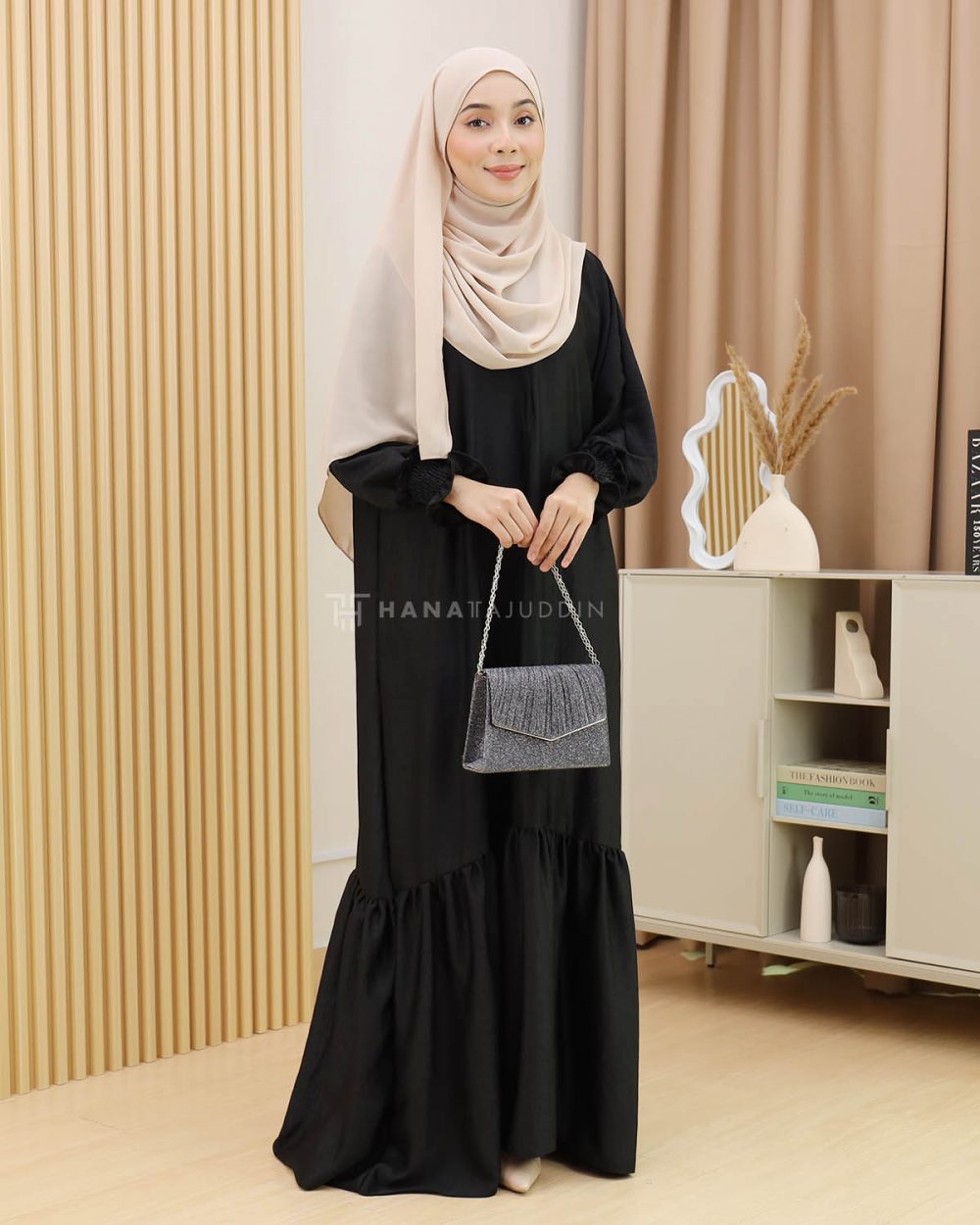 Minaa Abaya in Black