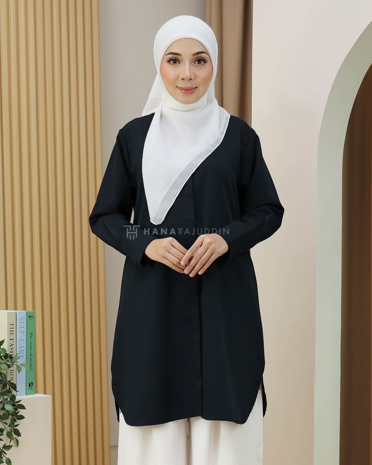 Edora Top in Black - Image 3