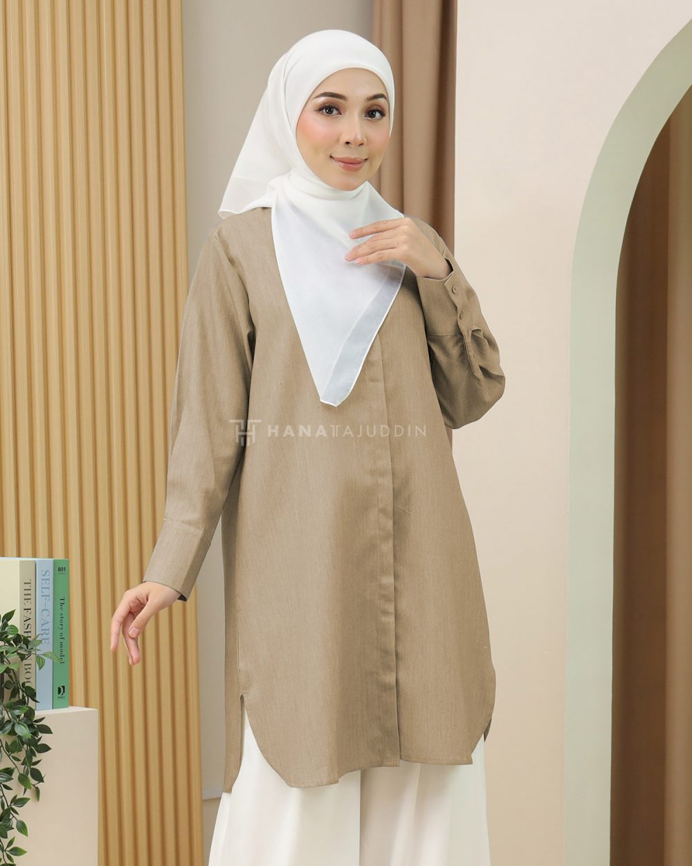 Edora Top in Beige